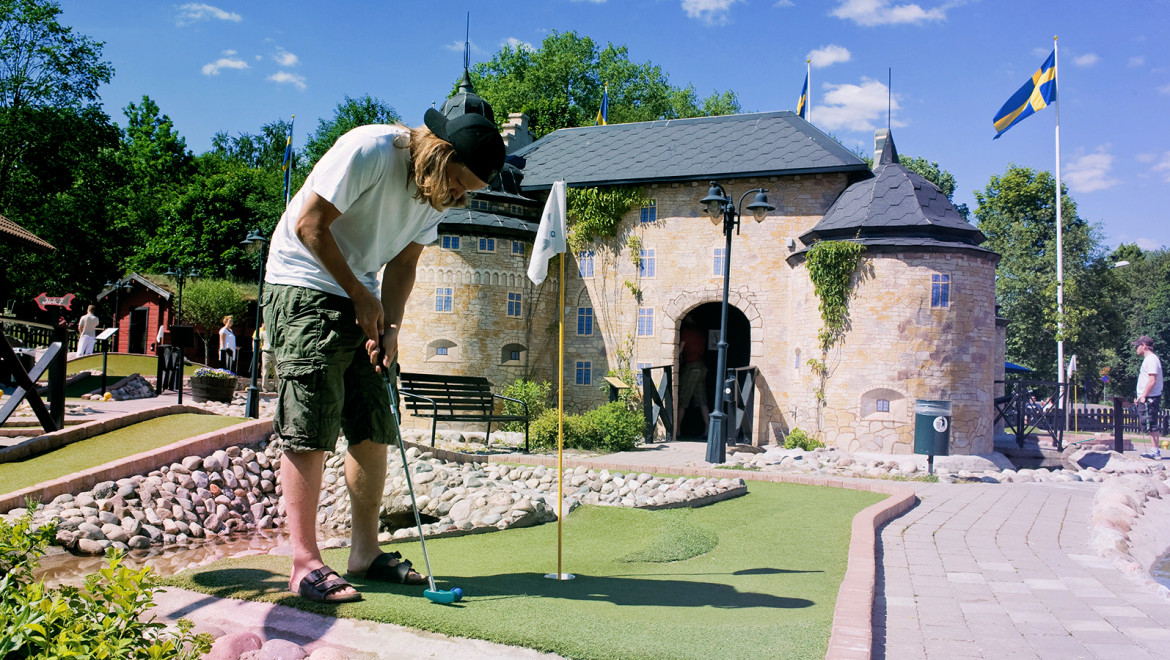 Minigolfbana med ett slott i miniatyr