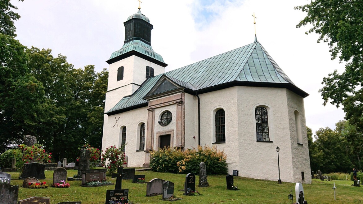 Ödeby kyrka vid Kägleholms slottsruin