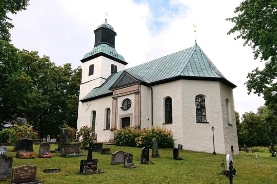 Ödeby kyrka vid Kägleholms slottsruin