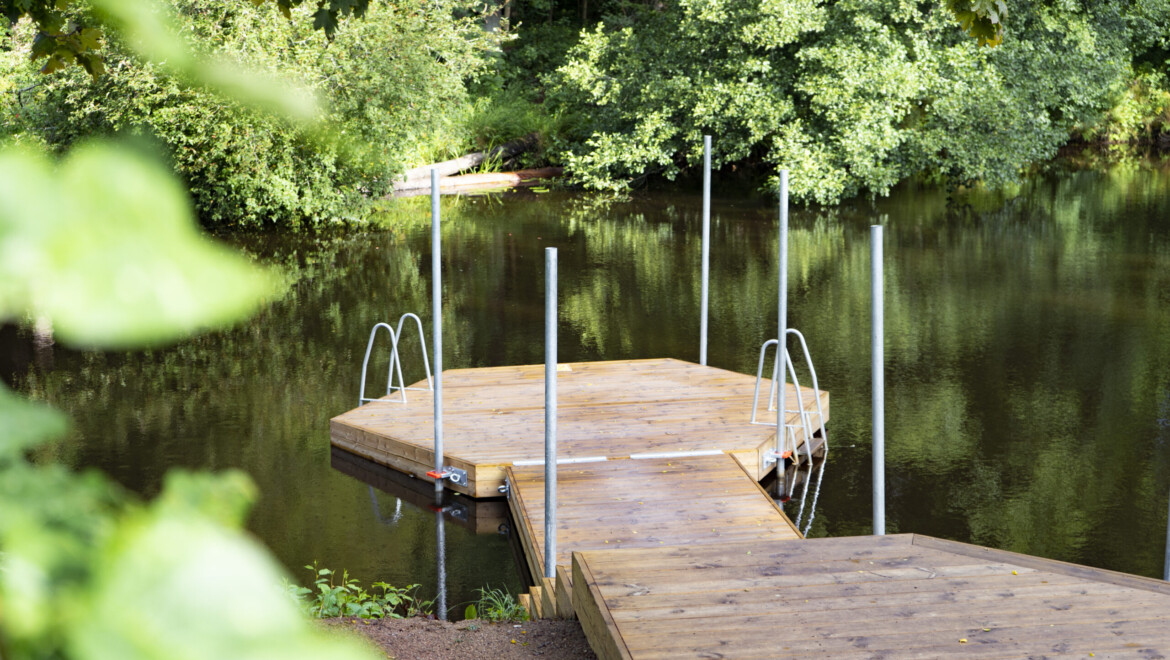 En sexkantig brygga ut i Svartån..