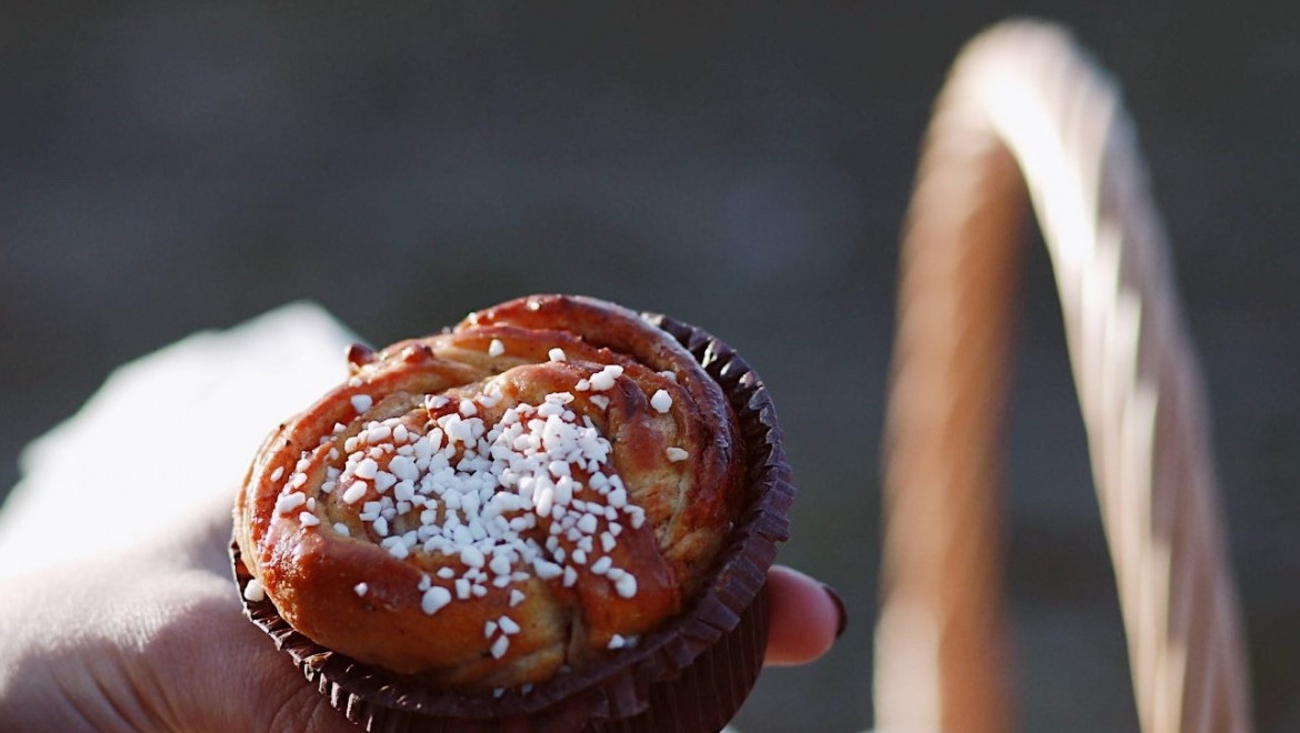 En kanelbulle med pärlsocker på toppen.