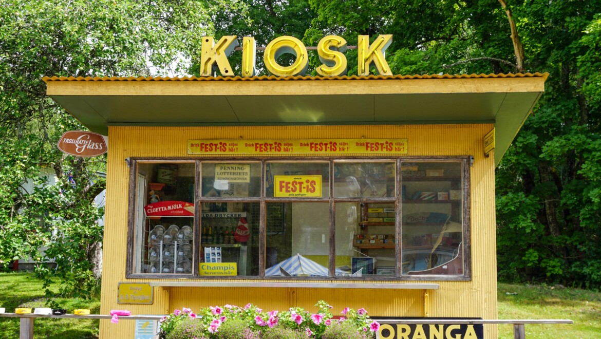 En gul 50-talskiosk med bokstäverna KIOSK på taket.
