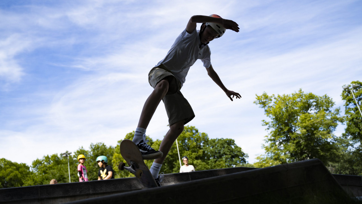 En ung kille skejtar på en ramp.