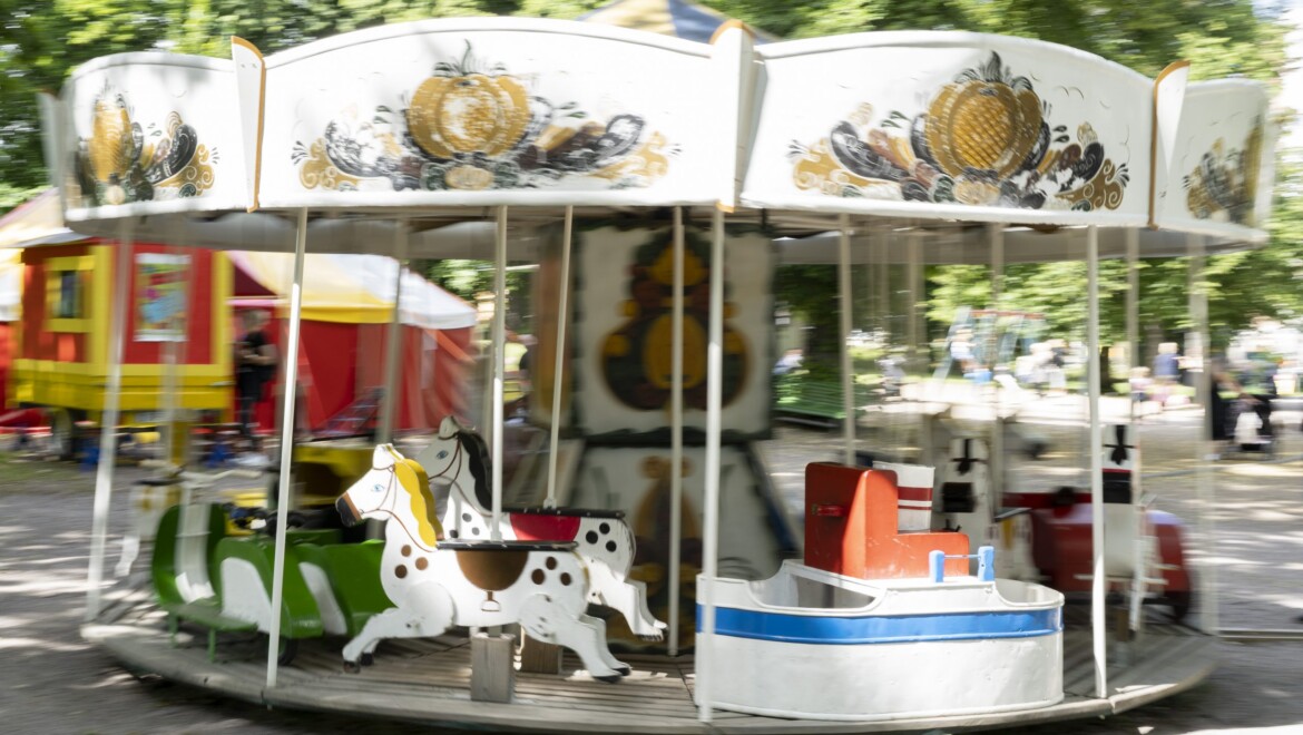 En minikarusell för barn i en park.