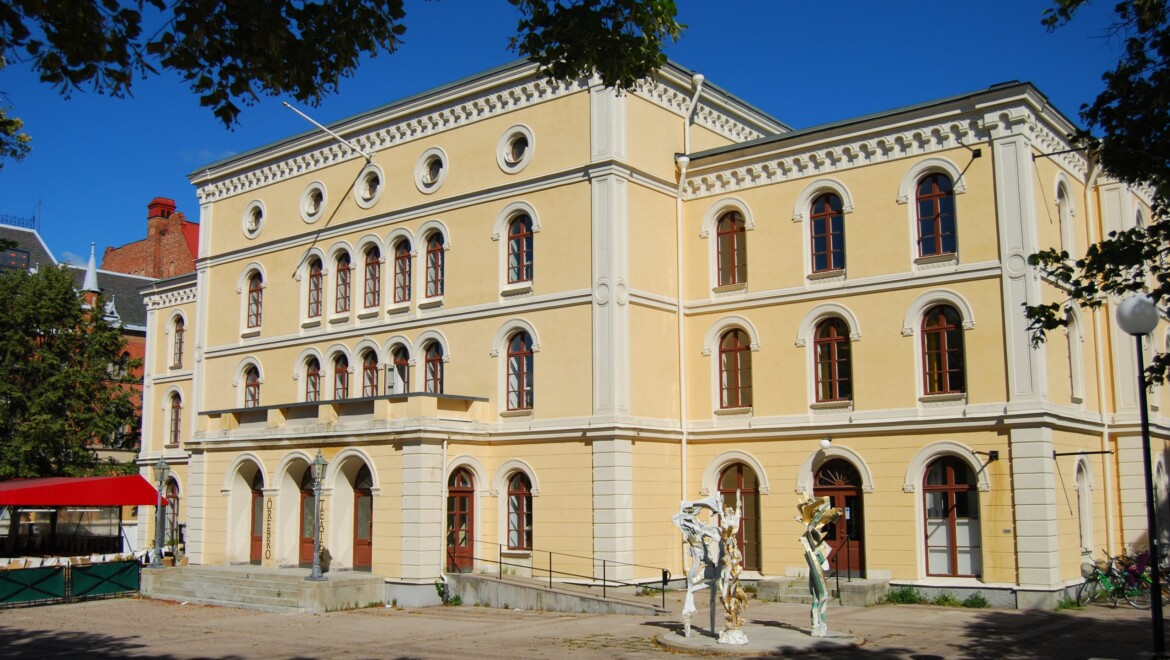 Örebro Teater, en gul, palatsliknande stenbyggnad.