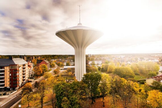 Vattentornet Svampen med höstfärgade träd runtomkring.