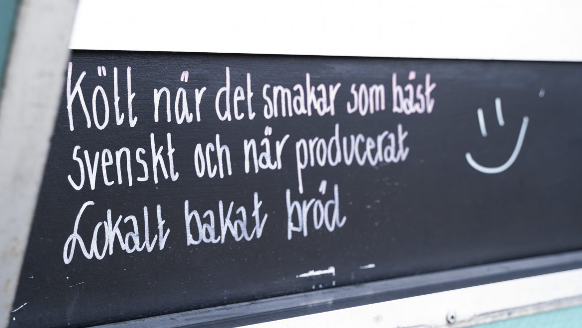 Text på svart griffeltavla som säger
