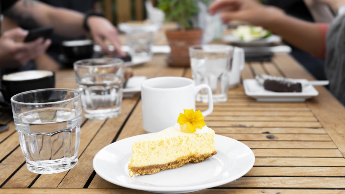 En ostkaka med gul blomma på toppen.