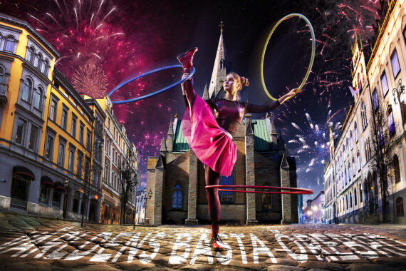 En kraftigt retuscherad bild av en cirkusprinsessa som dansar på ett torg.