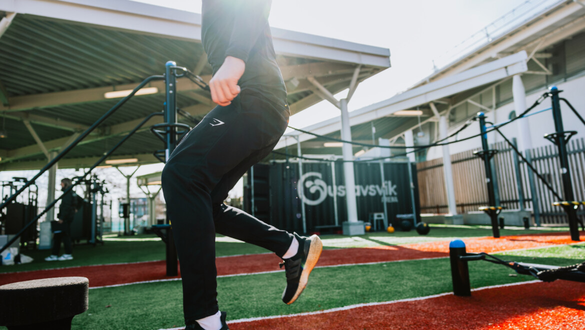 närbild på ben i rörelse på utegym.