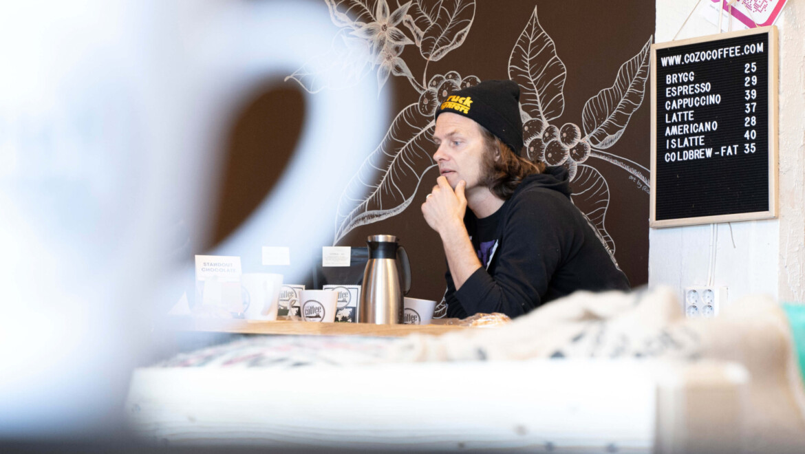 Oskar Cedermalm på CozoCoffee i sitt kafferosteri.