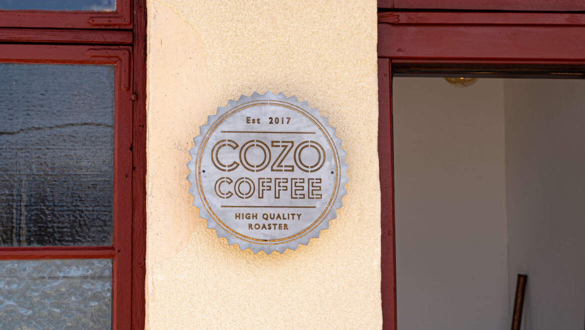 CozoCoffees rosteri från utsidan med loggan på väggen.