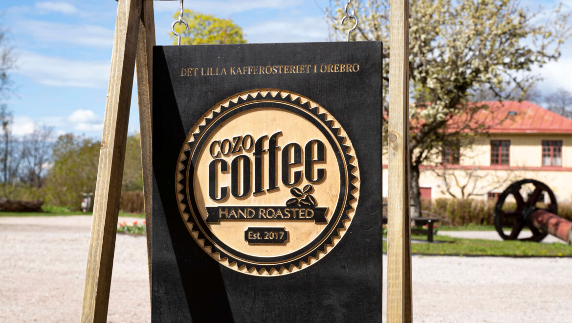 Cozocoffees skylt utomhus.