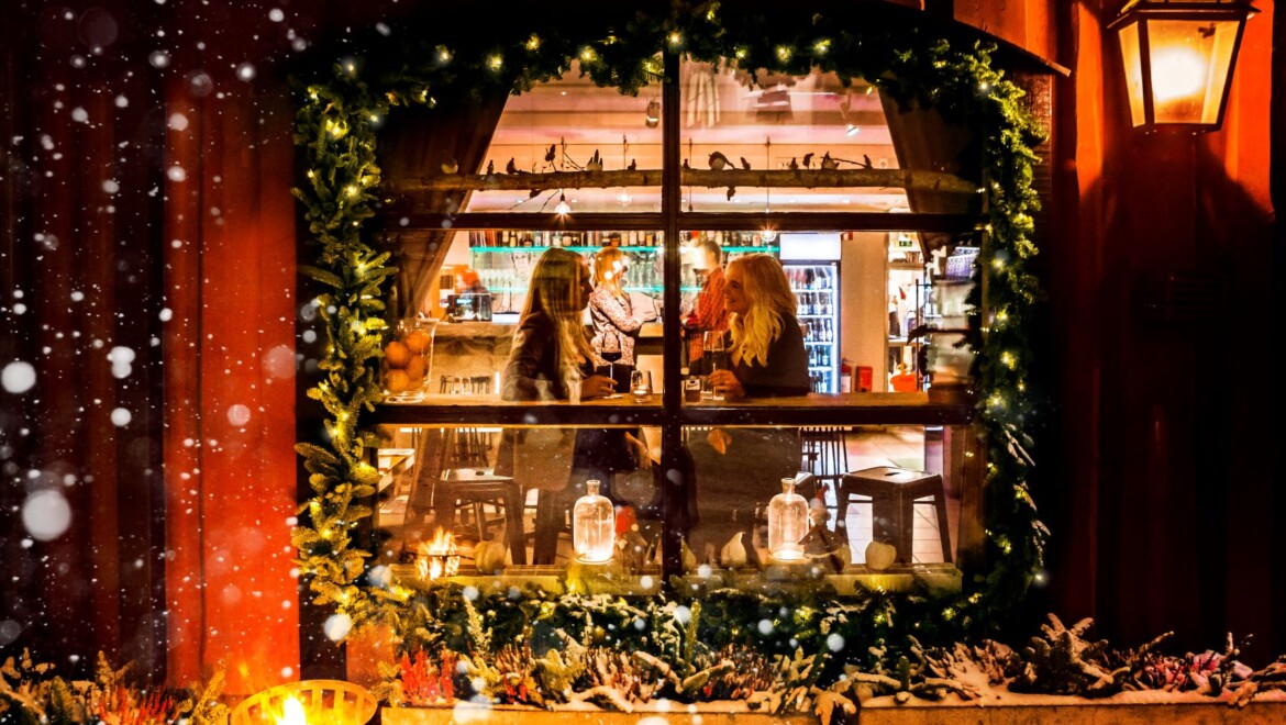 Mörk kväll och ett julbelyst fönster i Örebro.