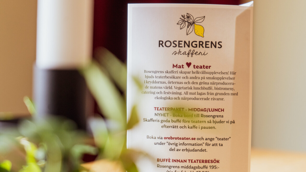 En papperskylt med information om mat och teater.