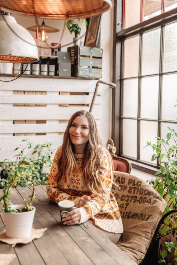 Adaras sitter i Cozo Coffees kafédel.