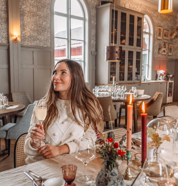 Adaras äter brunch på restaurang.