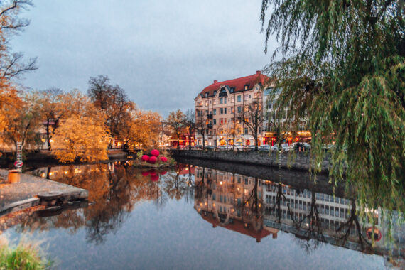 Örebro och Svartån i glittrande kvällsljus.