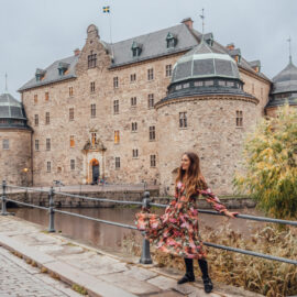 Adaras i blommig klänning utanför Örebro slott.