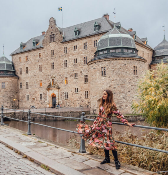 Adaras i blommig klänning utanför Örebro slott.