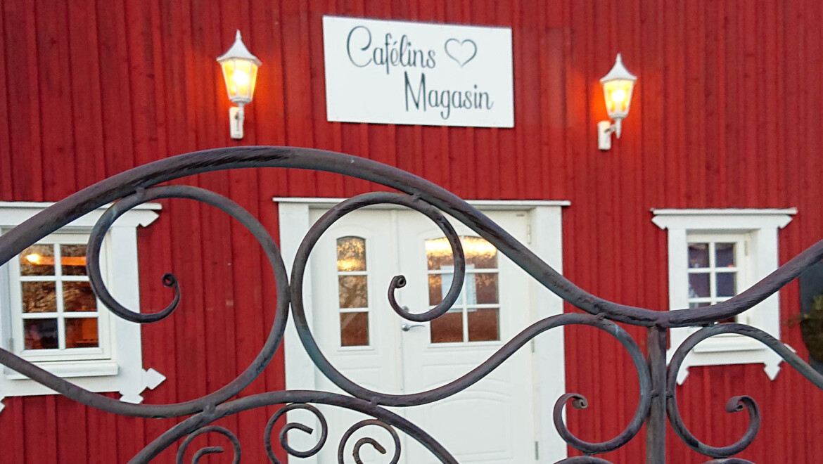 Ett rött hus med skylten Cafelins magasin.