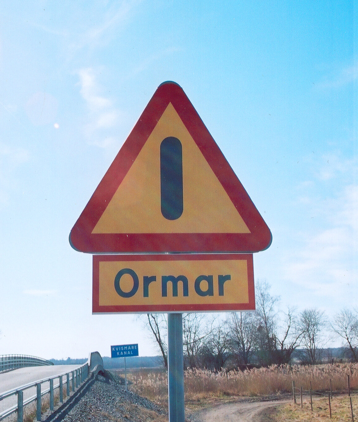 En vägskylt som varnar för ormar.