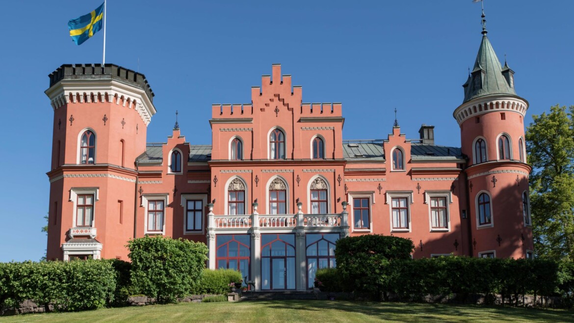 En röd tegelborg i medeltida stil.