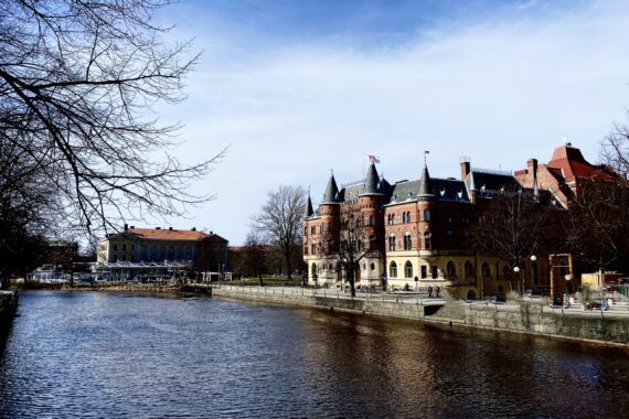 Hotell som ligger intill Svartån och iknar en borg i Örebro.