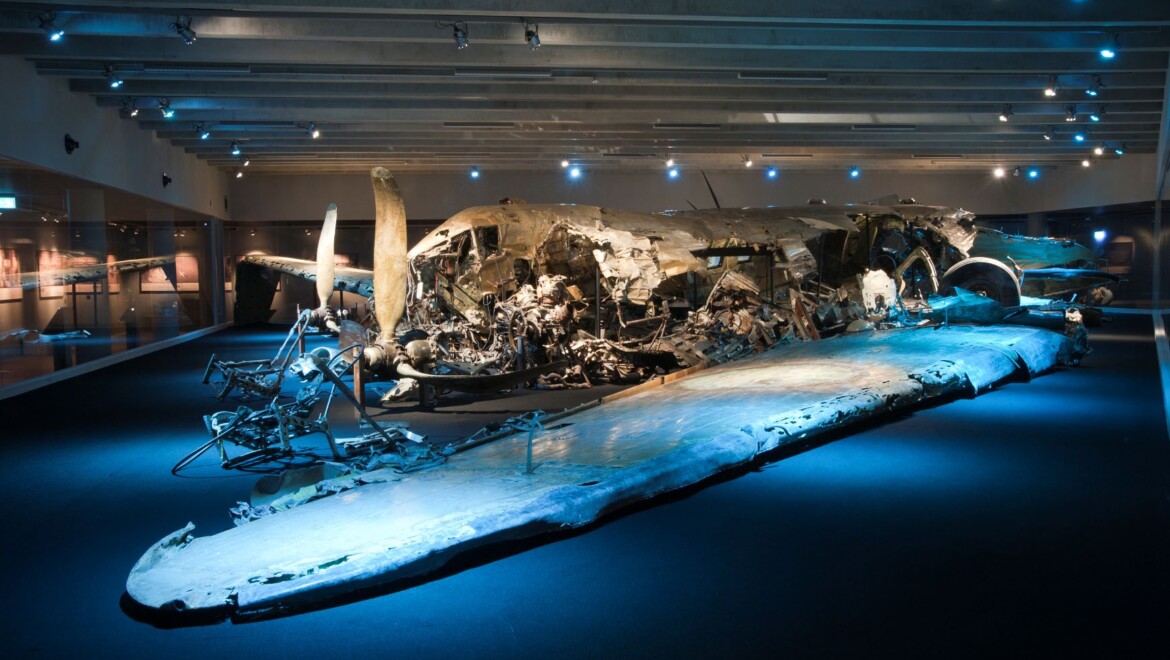 Ett vrak av ett flygplan på museum,
