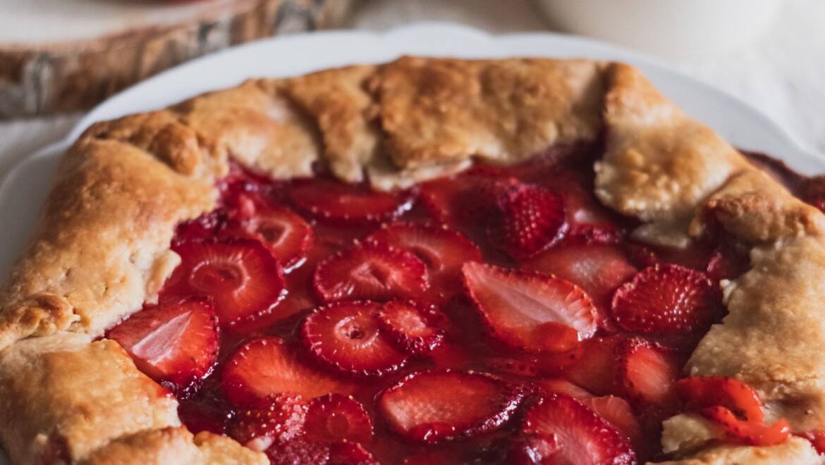 En galette fylld med jordgubbar