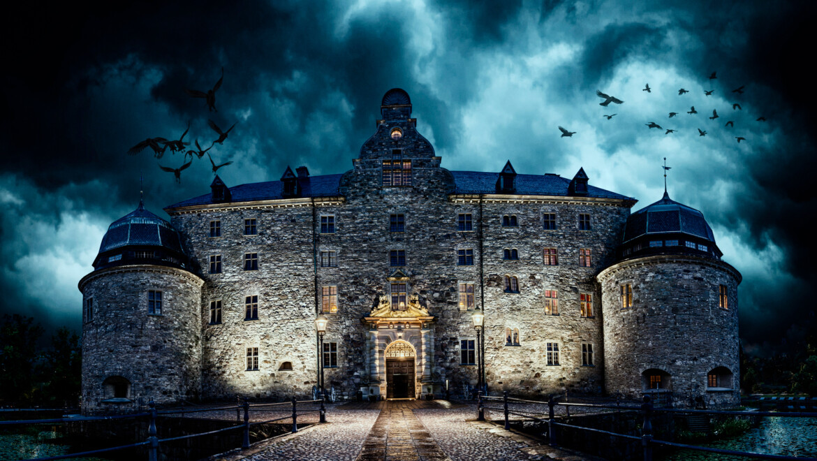 Ett spöklikt slott med mörk himmel bakom.