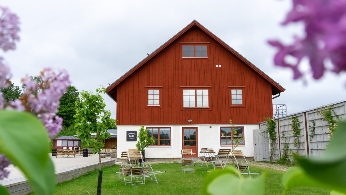 Stora Hjortstorps gård, ett stort rött hus.
