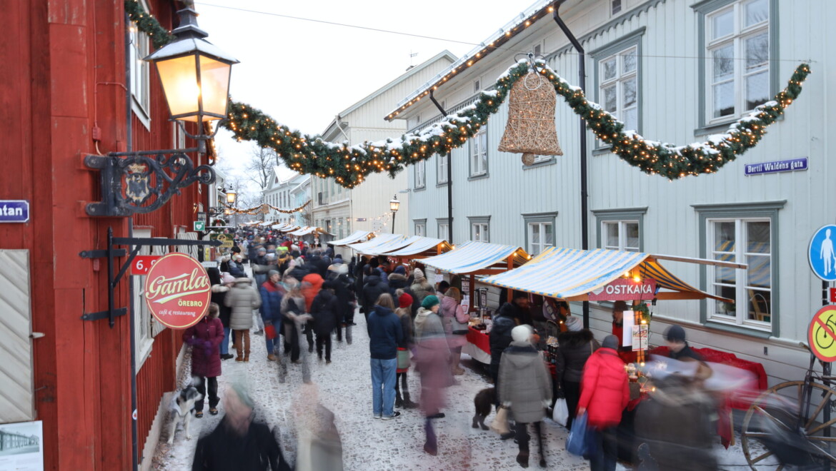 Människor på julmarknad i Wadköping
