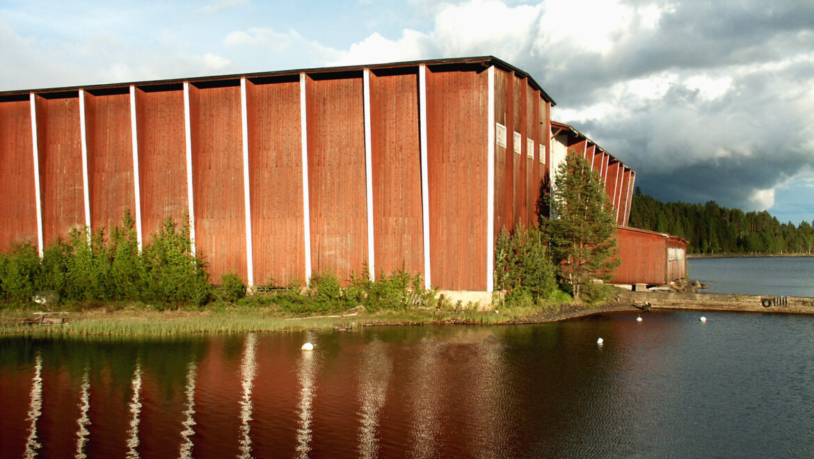 Ett historiskt sågverk med röd fasad. Idag Opera på Skäret.