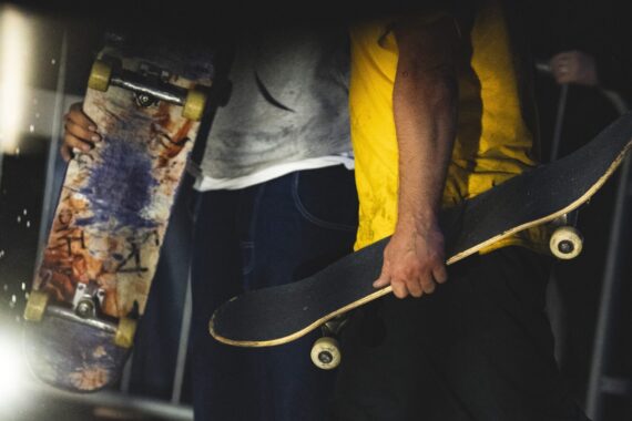 Två personer syns hållandes i varsin skateboard.