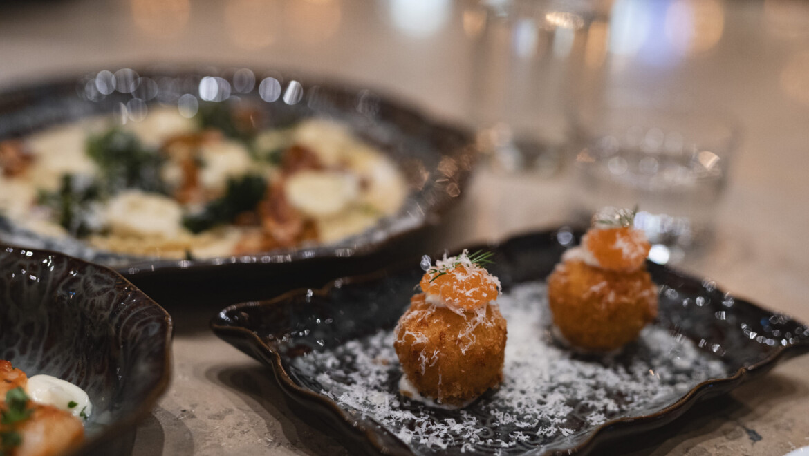 Två tallrikar med italienska smårätter.